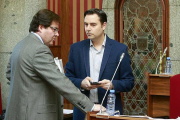El concejal de Hacienda, Salvador de Foronda, charla con el portavoz del PSOE, Daniel de la Rosa, antes de un Pleno.-RAÚL G. OCHOA