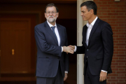 Mariano Rajoy y Pedro Sánchez, durante una reunión en el Palacio de la Moncloa.-JOSE LUIS ROCA