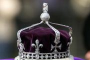 La corona de la reina de Inglaterra, con el diamante Koh-i-Noor incrustado en la parte delantera.-REUTERS / MICHAEL CRABTREE