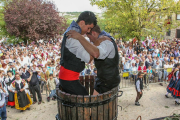 Dos jóvenes pisan la uva durante la Fiesta de la Vendimia de la Denominación de Origen Arlanza.-ECB