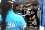 Los controles se realizan en el mismo vehículo de atestados de la Policía Local en el que se llevan a cabo las pruebas de alcoholemia.-ISRAEL L. MURILLO