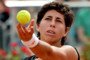 Carla Suárez se dispone a servir ante Petra Kvitova en el Foro Itálico.-Foto:   AFP PHOTO / TIZIANA FABI