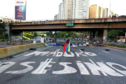 Pintada de Maduro Asesino en una calle de Caracas.-REUTERS / CHRISTIAN VERON