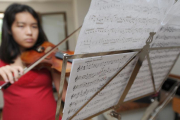 Una de las alumnas en una clase de violín en la Escuela Municipal de Música.-ISRAEL L. MURILLO