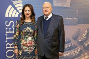 La presidenta de las Cortes con el hispanista Joseph Pérez.-ICAL