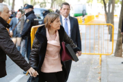 La presidenta del Parlament, Carme Forcadell, a su llegada hoy al Tribunal Supremo donde el juez Pablo Llarena la interrogará hoy junto a cinco miembros de la Mesa de la Cámara por la declaración unilateral de independencia de Cataluña-EFE