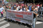 Colectivos sociales, políticos y empresariales se manifiestan por la finalización de las obras de Feve en León.-ICAL