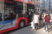 Varios usuarios suben al autobús en la parada de los Soportales de Antón.-ISRAEL L. MURILLO