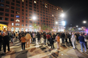 Los opositores a las reformas del coso concentrados frente al edificio en el que vive el alcalde.-ISRAEL L. MURILLO