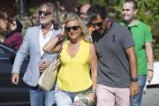 Maite Zaldívar, con su pareja Fernando Marcos, a la salida de la prisión.-EFE / DANIEL PÉREZ
