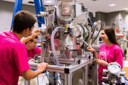 Los alumnos tienen la posibilidad de comprobar cómo será su futuro laboral al trabajar en laboratorios con material de última tecnología a su servicio.-ECB