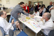 Daniel de la Rosa saluda a uno de los usuarios del centro de Autismo Burgos.-RAÚL G. OCHOA