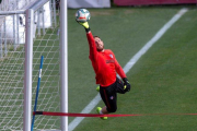 El portero atlético Oblak durante el entrenamiento de este viernes del equipo rojiblanco.-EFE