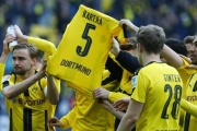 Los jugadores del Dortmund muestran una camiseta de Bartra mientras celebran el triunfo ante el Eintracht de Fráncfort, este sábado en Iduna Park.-RALPH ORLOWSKI
