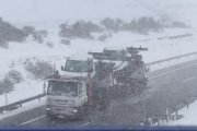 Un camión en la A-67, en el límite de Palencia con Cantabria-ICAL