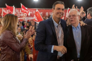 El presidente del Gobierno, Pedro Sánchez, saluda al ministro de Exteriores, Josep Borrell durante el mitin que han celebrado en Sevilla. A la izquierda, Susana Díaz, secretaria general de los socialistas andaluces.-JULIO MUÑOZ (EFE)