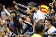 Aficionados del Valencia increpan a los jugadores del Barça, el pasado sábado en Mestalla.-MIGUEL LORENZO