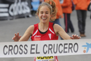 Clara Simal celebra la victoria conseguida el pasado año.-ISRAEL L. MURILLO