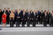 Los ministros de Exteriores de la OTAN posan para una foto de familia durante la cumbre que se celebra en Bruselas-OLIVIER HOSLET (EFE)