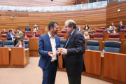 El presidente de la Junta de Castilla y León, Juan Vicente Herrera, y el Secretario General del PSOE CyL, Luis Tudanca, durante la espera del arreglo de la megafonía-ICAL