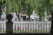 Dos personas pasean por las riberas del Arlanzón, en una imagen tomada desde el Paseo del Espolón.-RAÚL G. OCHOA