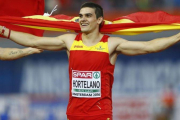 Bruno Hortelano, tras conquistar la medalla de oro en los Europeos de Amsterdam.-MATTHIAS SCHRADER