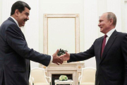 Maduro saluda a Putin durante su encuentro en el Kremlin, este miércoles.-SERGEI CHIRIKOV (AFP)
