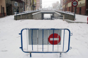 La calle Vitoria de Miranda de Ebro se cerró ayer al tráfico por placas de hielo en la vía.-E.M.