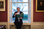 Philip Hammond en su oficina en Downing Street.-REUTERS / STEFAN ROUSSEAU