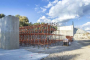 Material apilado en la zona baja donde se levantará la cimbra para sustentar la nueva estructura.-ISRAEL L. MURILLO