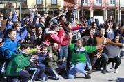 Mucha implicación y buen ambiente durante la sesión de baile que organizaron ayer en la plaza mayor.-RAÚL OCHOA