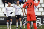 Córdoba felicita a Valcarce tras un gol. LALIGA