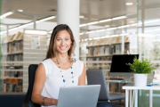 Según el estudio, son mujeres de 40 años con estudios superiores las que se aventuran con la empresa social.-EL MUNDO