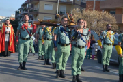 Exlegionarios llevan al Cristo de la buena muerte por las calles de L'Hospitalet durante la procesión del 2015, junto con el sacerdote Custodio Ballester (al fondo, a la izquierda).-PARROQUIA DE LA IMMACULADA CONCEPCIÓN