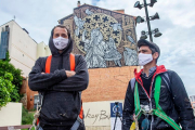 Edouard Egea y Louis Boidron (MonkeyBird) frente a su imponente homenaje a la Catedral. SANTI OTERO