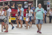 Varios turistas en el entorno de la Catedral el pasado miércoles.-SANTI OTERO