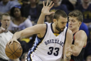 Marc Gasol, intentando superar a un rival durante un encuentro de la pasada campaña.-AP / MARK HUMPHREY