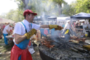 Un peñista pendiente de la barbacoa en El Parral.-RAÚL G. OCHOA