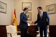 Mariano Rajoy y Pedro Sánchez, en agosto del año pasado.-JOSE LUIS ROCA