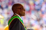 El presidente de Zimbabue, Robert Mugabe, en la celebración del 37 aniversario de la independencia del país.-AFP / JEKESAI NJIKIZANA