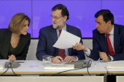 El presidente del PP, Mariano Rajoy, junto con otros miembros de la dirección conservadora este lunes en el Comité Ejecutivo popular.-JOSÉ LUIS ROCA