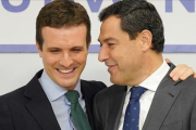 Pablo Casado y Juanma Moreno, en la reunión del comité ejecutivo nacional del PP este lunes en Madrid.-JOSÉ LUIS ROCA