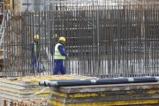 Tres trabajadores en una obra en la capital burgalesa en una imagen de archivo.-RAÚL G. OCHOA