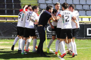 Los jugadores del Burgos CF festejan la consecución de un gol vital para la salvación de la categoría.-Israel L. Murillo