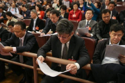 Los delegados de la Asamblea Nacional Popular china participan en la apertura anual de la institución, este domingo en Pekín.-EFE / ROMAN PILIPEY
