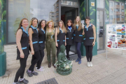 Parte del equipo de Balnea posa frente a sus instalaciones de la calle Molinillo.-ISRAEL L. MURILLO