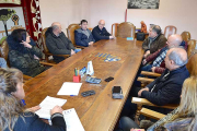 Alcaldes y vecinos de la plataforma durante la reunión de ayer en Quintanar.-R.F.