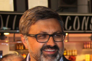 Joaquim Fernàndez, jefe del grupo municipal de CiU en Mataró y primer teniente de alcalde del gobierno local, en una imagen de la campaña electoral de 2015.-EL PERIÓDICO