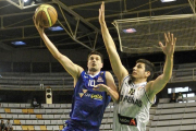 Sinica supera la defensa de Huskic, ayer.-ÁREA11