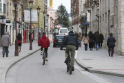 Peatones en las aceras y ciclistas y vehículos por la calzada, ayer, el primer festivo abierto al tráfico.-RAÚL G. OCHOA